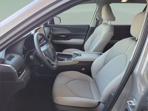 Certified 2025 Toyota Grand Highlander FWD image 8