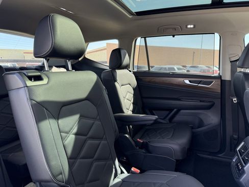 Used 2025 Volkswagen Atlas SE w/ Panoramic Sunroof Package image 42