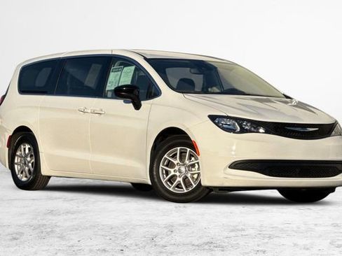 Used 2024 Chrysler Voyager LX image 2