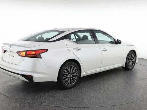 Used 2025 Nissan Altima 2.5 SV image 9