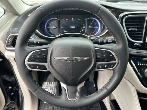 Used 2023 Chrysler Pacifica Limited FWD image 23