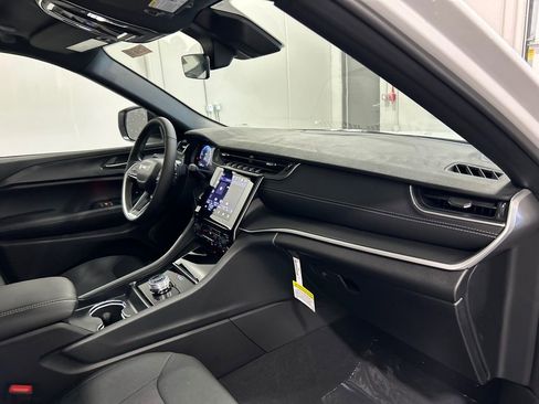 New 2025 Jeep Grand Cherokee Laredo w/ Luxury Tech Group I image 35