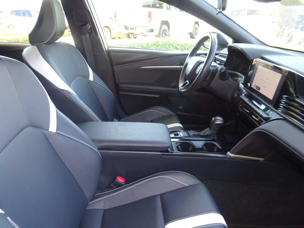 Used 2025 Toyota Camry SE FWD image 15