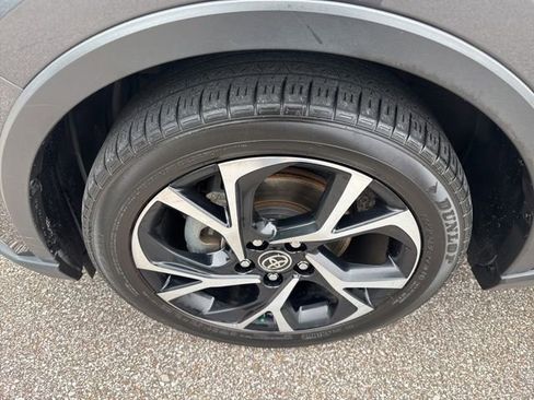 Used 2021 Toyota C-HR XLE FWD image 11