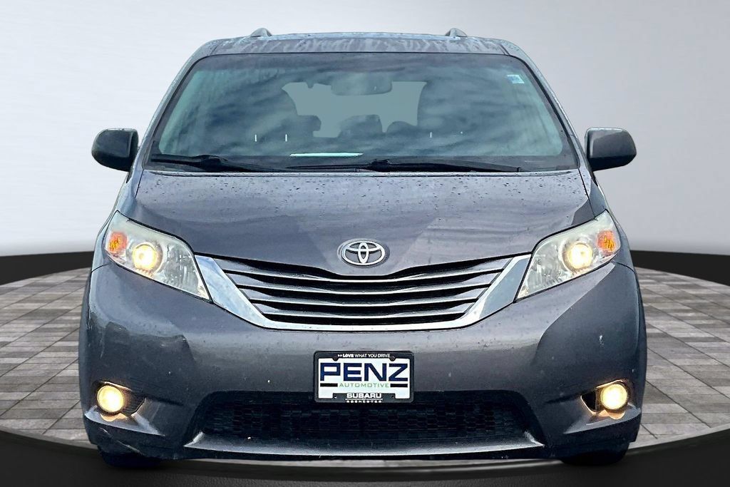 Used 2015 Toyota Sienna XLE FWD image 2