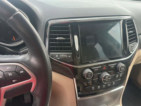 Used 2019 Jeep Grand Cherokee Laredo w/ 18" Wheel & 8.4" Radio Group image 14