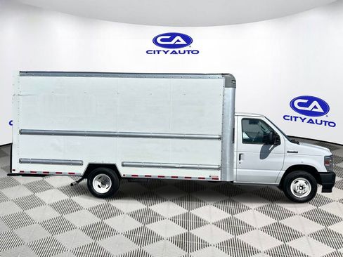 Used 2022 Ford E-350 and Econoline 350 Super Duty RWD image 2