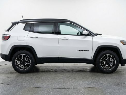 Used 2025 Jeep Compass Trailhawk AWD/4WD image 11