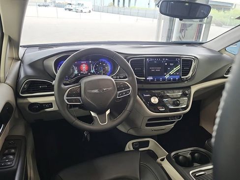 Used 2024 Chrysler Pacifica Touring-L FWD image 8