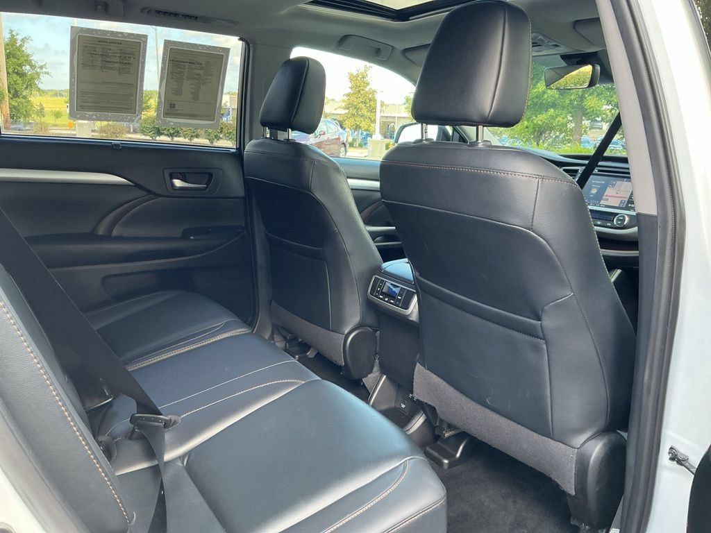 Used 2019 Toyota Highlander XLE AWD/4WD image 37