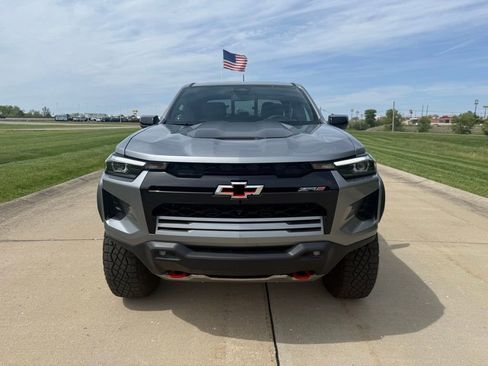 Used 2025 Chevrolet Colorado ZR2 w/ Technology Package AWD/4WD image 9