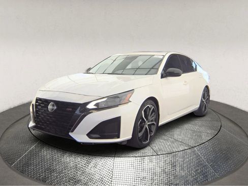 Used 2024 Nissan Altima 2.5 SR w/ SR Premium Package FWD image 3