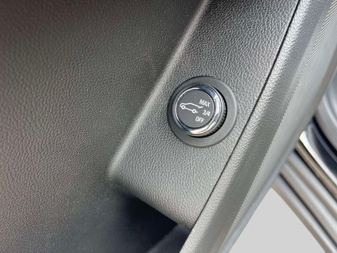 Used 2023 Chevrolet Traverse LT FWD image 17