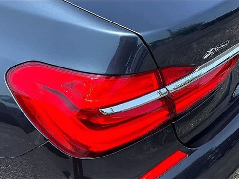 Used 2018 BMW 750i xDrive AWD/4WD image 27