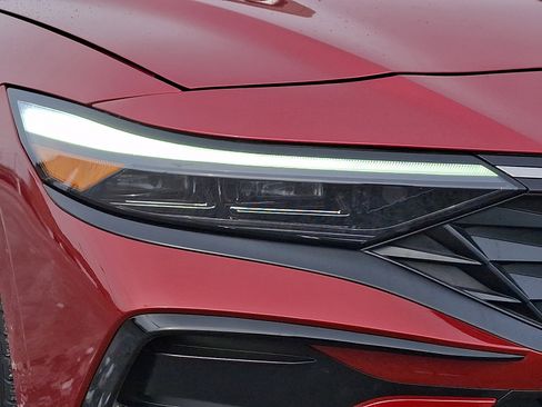 Used 2025 Hyundai Elantra SEL image 9