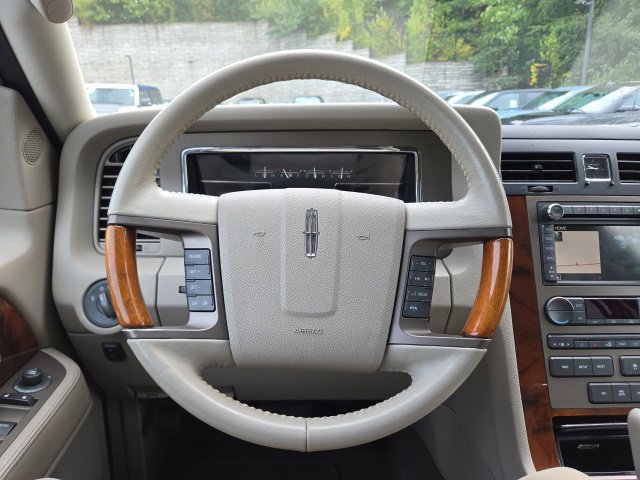 Used 2011 Lincoln Navigator 4WD image 21
