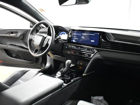 Used 2025 Toyota Camry SE image 30