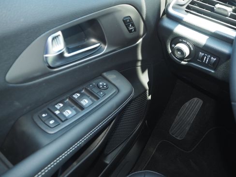 New 2025 Chrysler Pacifica Select w/ Uconnect Theater Family Group image 33