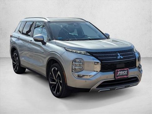 Used 2023 Mitsubishi Outlander SE image 3
