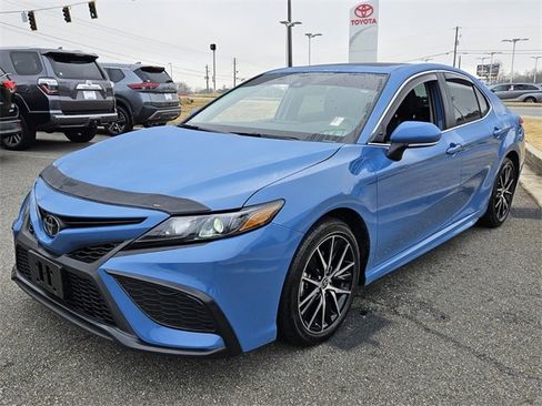 Used 2024 Toyota Camry SE image 3