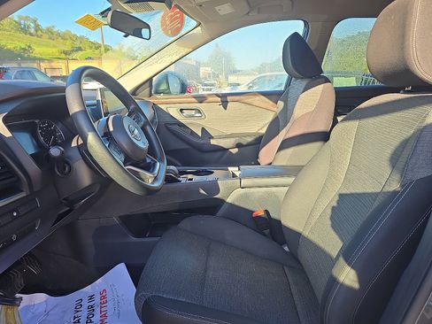 Used 2023 Nissan Rogue SV image 11