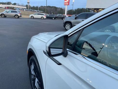 Used 2024 Volkswagen Tiguan SE image 17