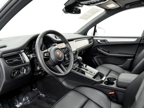 Certified 2026 Porsche Macan AWD/4WD image 4