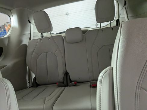 Used 2020 Chrysler Pacifica Touring-L Plus FWD image 39
