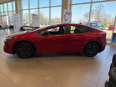 New 2026 Toyota Prius FWD image 2