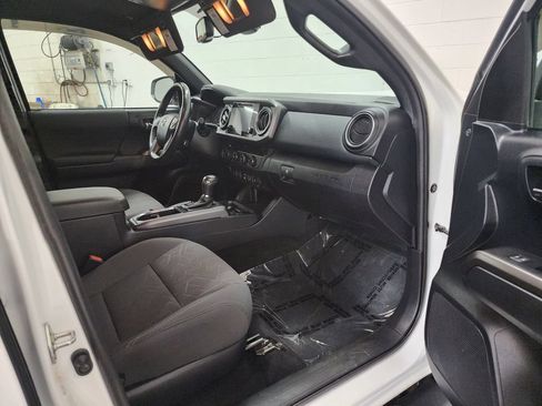 Used 2018 Toyota Tacoma TRD Sport w/ Exterior Package AWD/4WD image 32