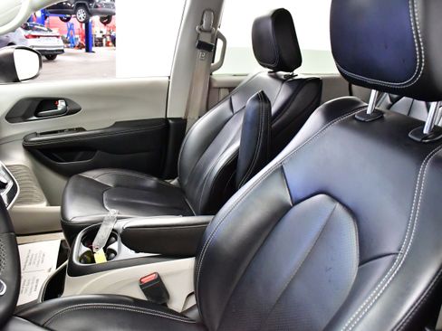 Used 2023 Chrysler Pacifica Touring-L FWD image 11