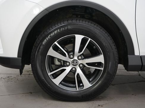 Used 2018 Toyota RAV4 XLE AWD/4WD image 27