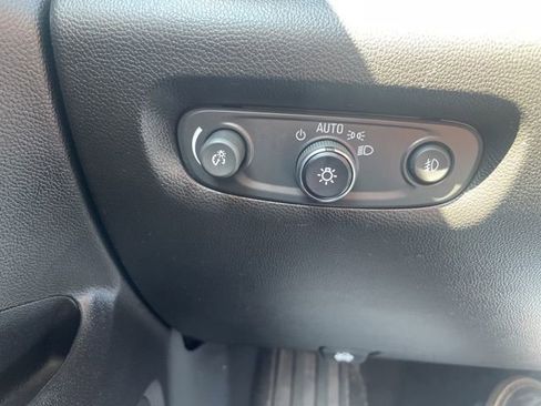 Used 2020 Chevrolet Traverse LT image 16