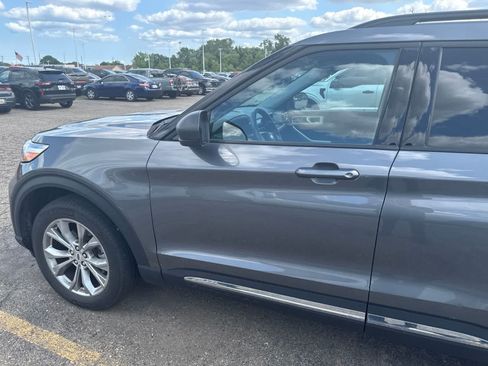 Used 2023 Ford Explorer XLT w/ Equipment Group 202A AWD/4WD image 19