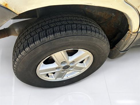 Used 2005 Ford Escape XLS AWD/4WD image 29