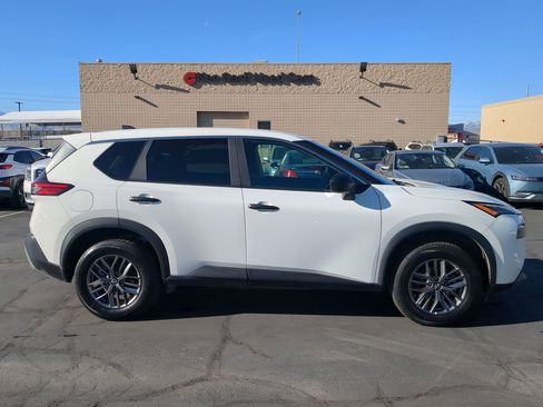 Used 2023 Nissan Rogue S image 2