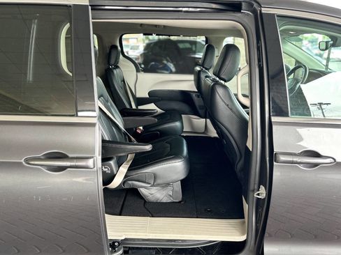 Used 2019 Chrysler Pacifica Touring-L FWD image 40