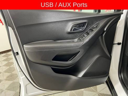 Used 2018 Chevrolet Trax LT w/ LT Convenience Package FWD image 11