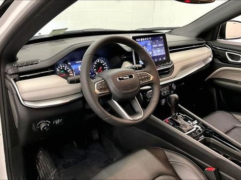 Used 2025 Jeep Compass Limited image 16