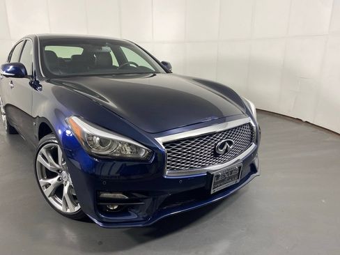 Used 2017 INFINITI Q70 3.7 w/ Technology Package AWD/4WD image 2