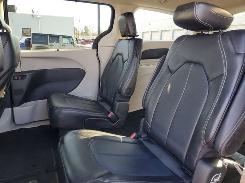 Used 2024 Chrysler Pacifica Touring-L image 34