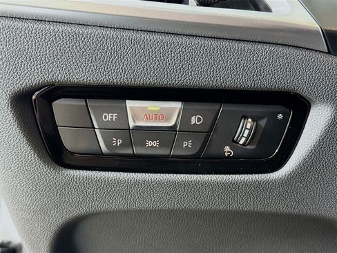 Used 2025 BMW 330i Sedan w/ Premium Package image 10