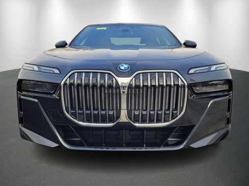 New 2025 BMW 750e xDrive image 2