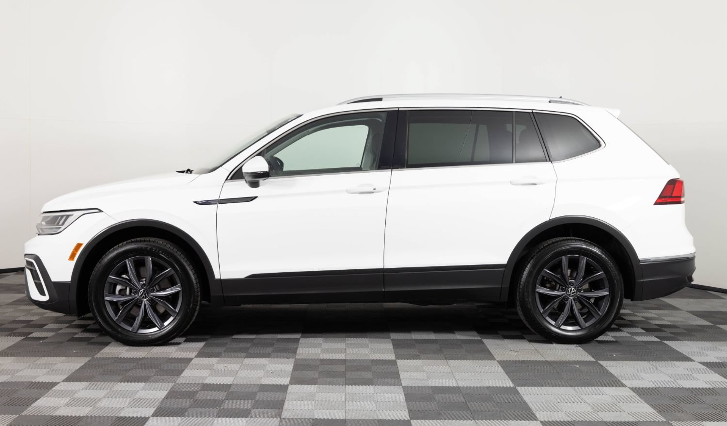 Used 2024 Volkswagen Tiguan SE AWD/4WD image 3