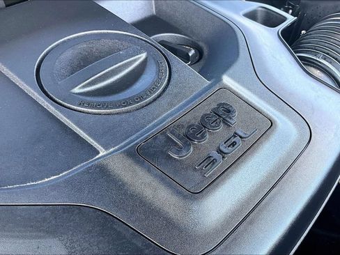Used 2023 Jeep Grand Cherokee Overland w/ Luxury Tech Group IV AWD/4WD image 34