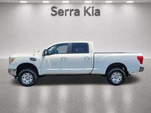 Used 2018 Nissan Titan SV RWD image 2