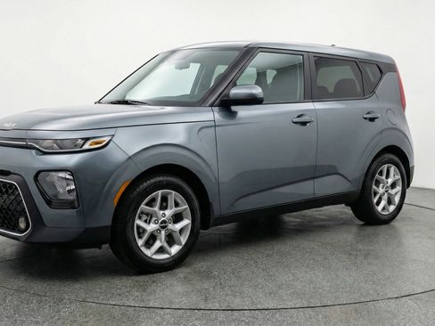 Used 2025 Kia Soul LX w/ LX Technology Package FWD image 3