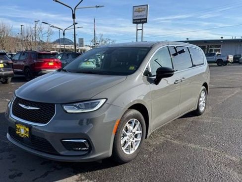 Used 2025 Chrysler Pacifica Select image 1