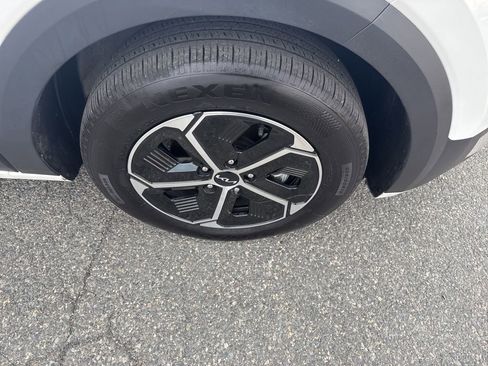 Used 2023 Kia Niro EX image 10