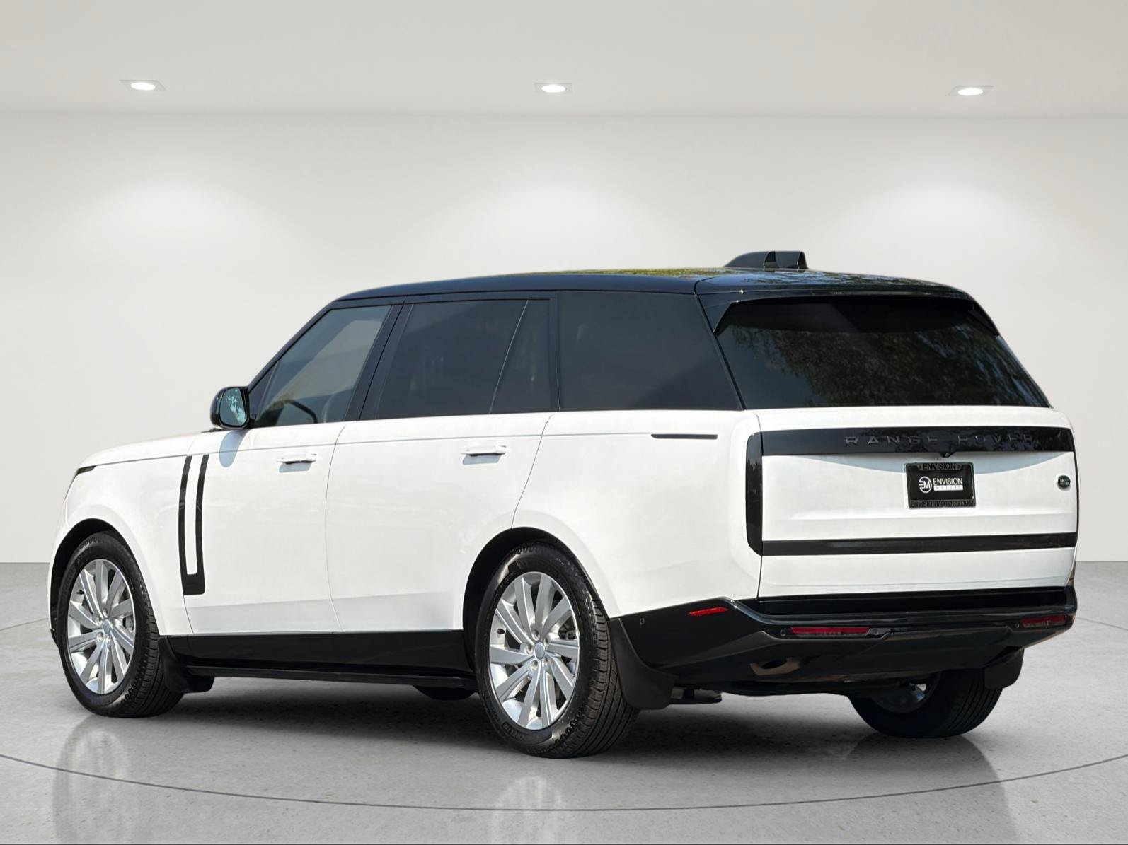 Used 2023 Land Rover Range Rover Long Wheelbase SE AWD/4WD image 3